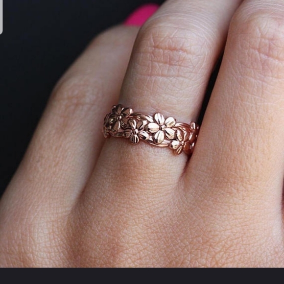 🌸🌸So Cute Lucky Daisy Plum 14K plated Band Ring🌸🌸 - Picture 2 of 8